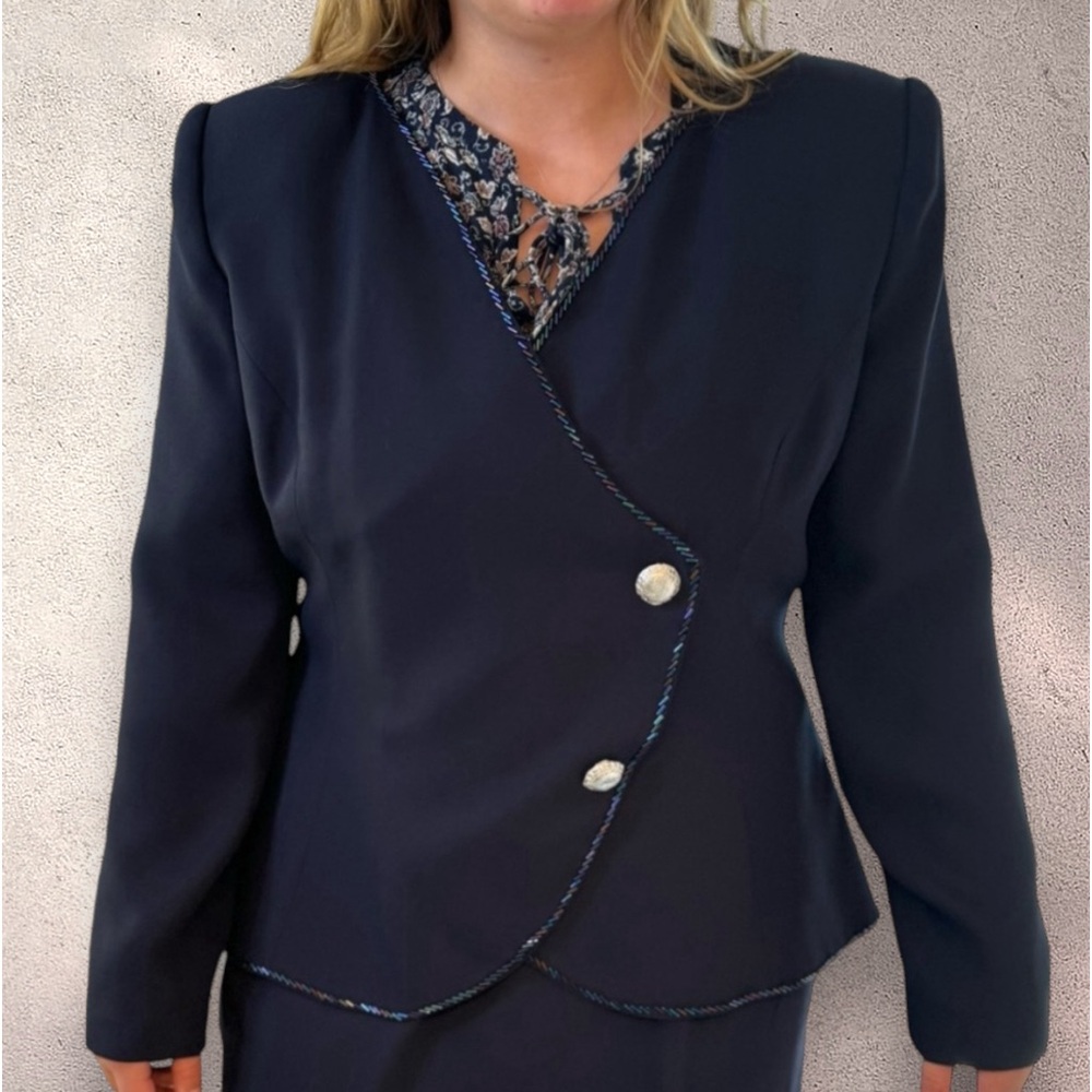 ❤️Retro chic navy beaded trim high low structured blazer